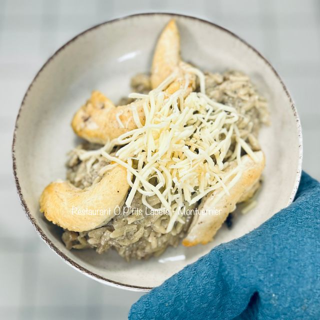 Aiguillettes de poulet risotto d’Orzo crémeux ô champignons & fromages râpés savoyard