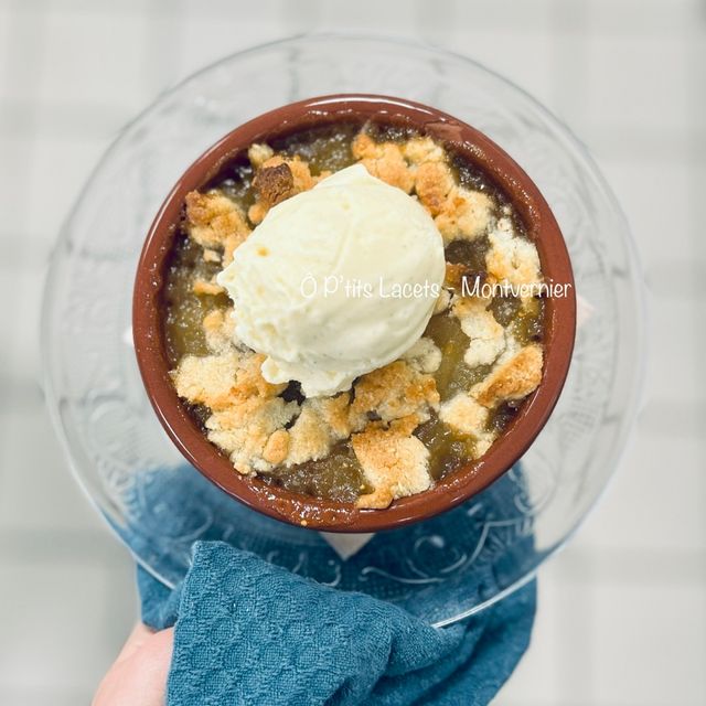 Crumble Pommes/Figues Moelleuses & supplèment boule de glace Vanille