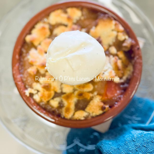 Crumble Maison Pommes & Pêches Jaunes {supplément boule de glace à la vanille}