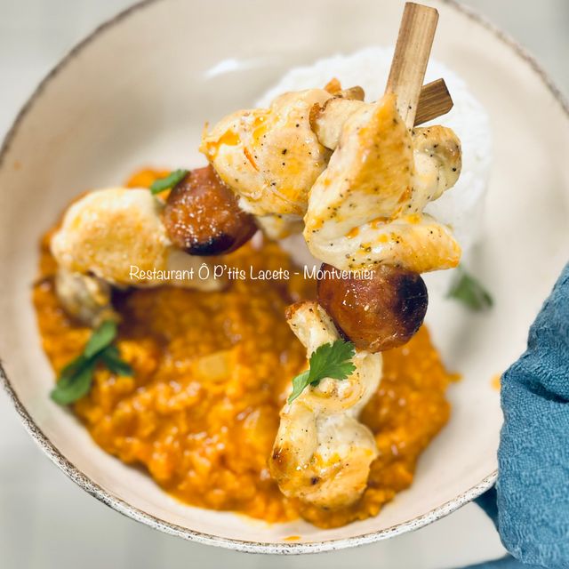 Brochettes de Pouet & Chorizo, accompagnées d'un Dhal de lentilles corail & de Riz Basmati