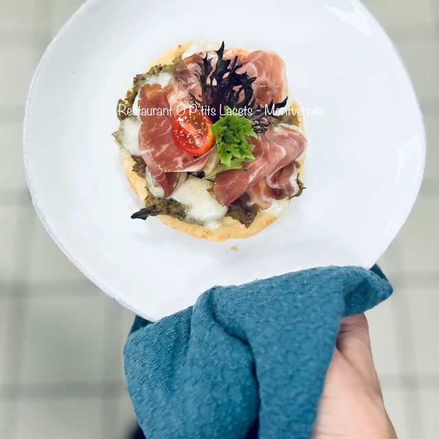 Tarte Fine {caviar d’aubergines, Raclette de chèvre du ‘GAEC du Grand Coin’ & Coppa}