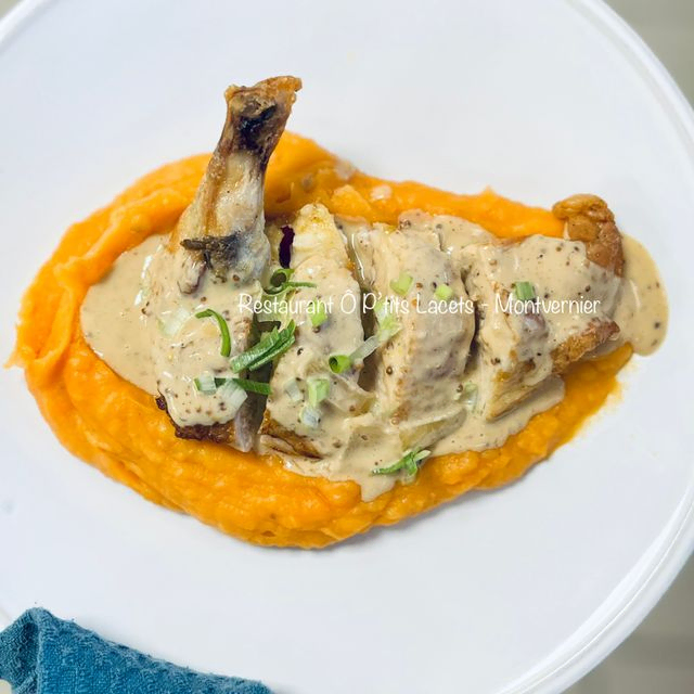 Suprême de pintade accompagné d’une sauce moutarde à l’ancienne crémeuse & d’une purée de patate douce