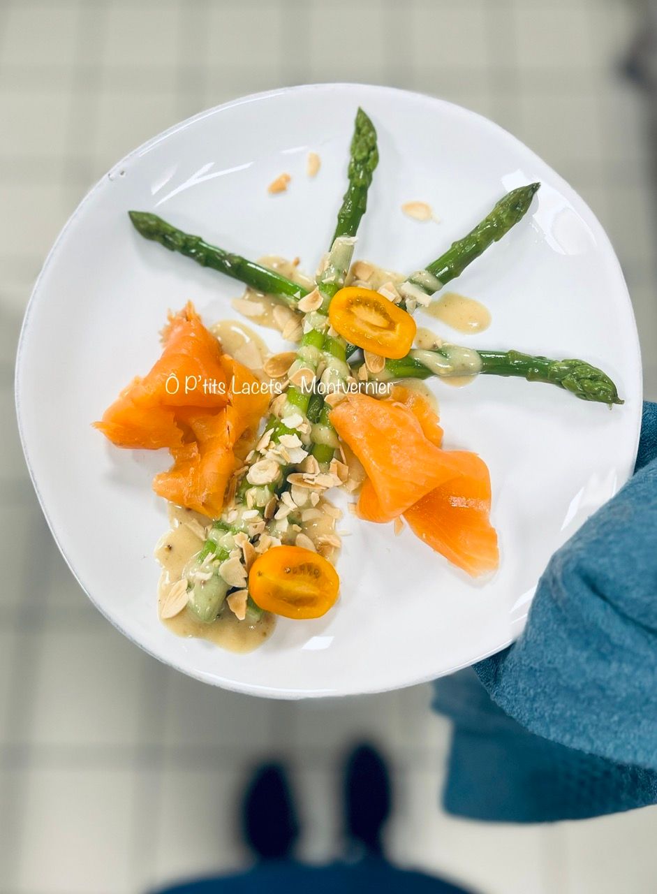 Asperges vinaigrette, amandes effilées & truite fumé