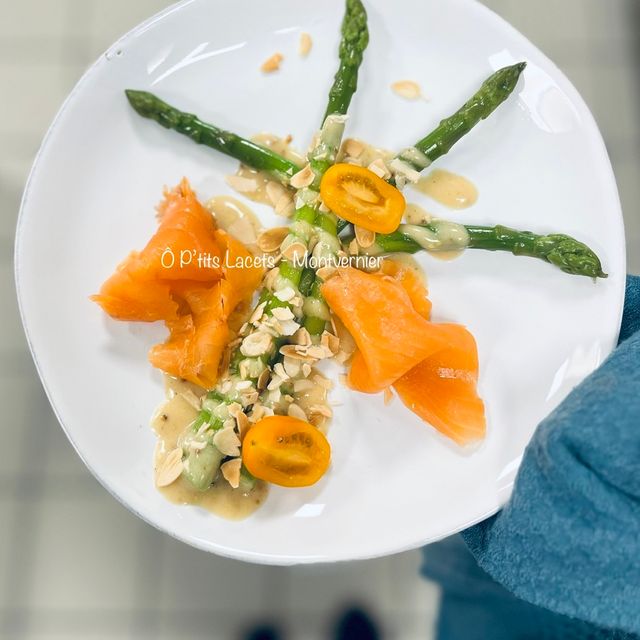 Asperges vinaigrette & amandes effilées accompagnées de Truite Fumée