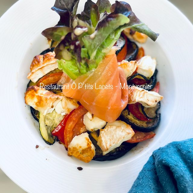 Tian de légumes rôtis, saumon fumé & fromage de chèvre On Top!