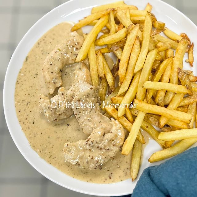 Aiguillettes de poulet accompagnées de Frites Maison & d'une sauce moutarde à l'ancienne & Estragon