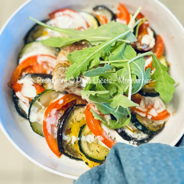 Dos de Lieu Noir enveloppé de lard fumé & Tian de légumes rôtis