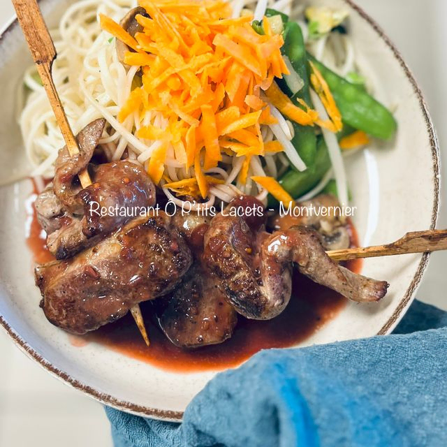 Duo de canard en Brochettes accompagnées de Nouilles chinoises ô légumes
