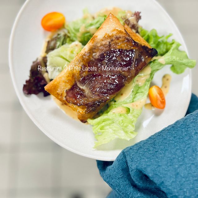 Croustillant chèvre, chutney de figues & magret de canard fumé