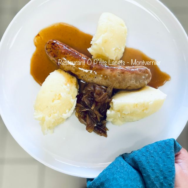Saucisse IGP du Sud Ouest, Purée, jus de viande & oignons