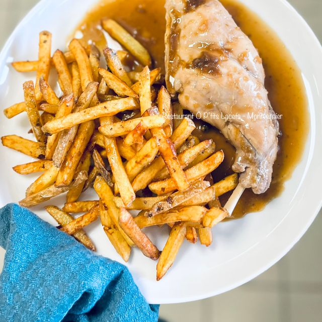 Cuisse de Lapin sauce ô poivre vert & accompagnée de frites maison 